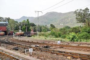 kalka, haryana, índia, 14 de maio de 2022 - vista dos trilhos do trem de brinquedo do meio durante o dia, perto da estação ferroviária de kalka, na índia, vista dos trilhos do trem de brinquedo, entroncamento ferroviário indiano, indústria pesada foto