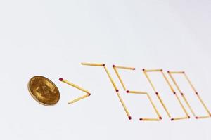 bitcoin dourado no conceito de fundo branco isolado mineração 7500 foto