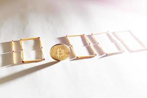 bitcoin dourado no conceito de fundo branco isolado mineração 10000 foto