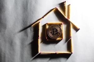 bitcoin dourado na casa de mineração do conceito de fundo branco isolado, apartamento, compra, foto