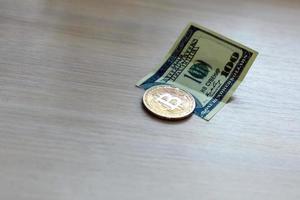 nota de dólar com novo bitcoin de dinheiro virtual foto