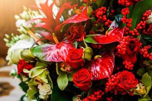 um buquê de flores vermelhas foto