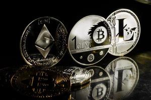 criptomoedas digitais bitcoin ethereum litecoin foto