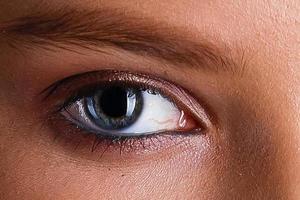 linda mulher azul olho único close-up foto