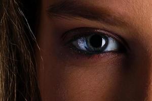 linda mulher azul olho único close-up