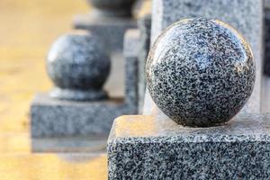 bolas de granito decorativas em um pavimento foto