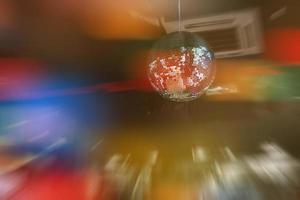 bola de discoteca com holofote raios brilhantes fundo festa noturna foto