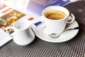 xícara de café em uma mesa foto