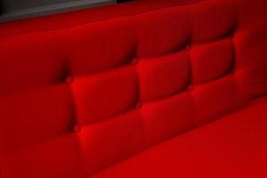 closeup de uma almofada vermelha com botões foto