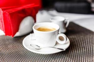 xícara de café vazia na mesa de madeira foto