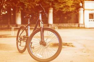 bicicleta no tom vintage de silhueta superior foto