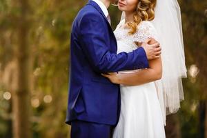 noiva e noivo felizes em um parque no dia do casamento foto