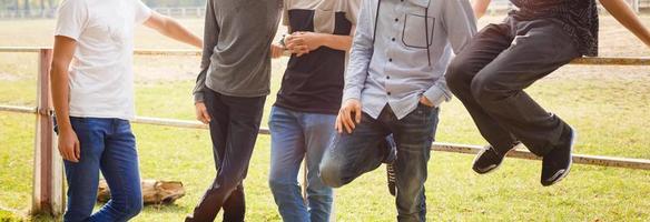 gesto de educação escolar de amizade e grupo de conceito de pessoas de adolescentes sorridentes foto