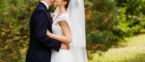 casamento de luxo casal noivos posando no parque outono foto