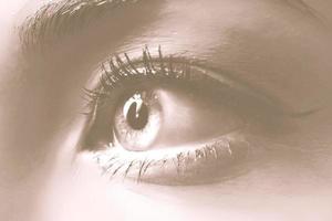 visão aproximada do lindo olho feminino sobrancelha perfeita na moda lentes de contato de boa visão foto