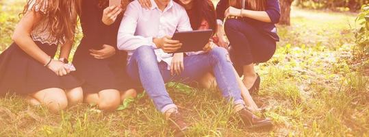 campus de educação de internet de verão e grupo de conceito adolescente de estudantes ou adolescentes foto