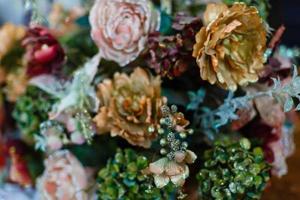 um buquê de flores amarelas e brancas em um fundo preto este buquê é um centro de mesa foto