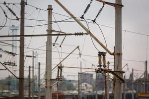 poste de metal de fornecimento elétrico de estação de trem com fios elétricos foto