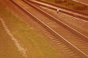 dois trilhos de trem se fundem de perto foto