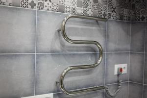 secador de toalhas de banheiro moderno aço polido e cromo foto