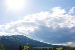 lindo dia de sol está na paisagem montanhosa. Cárpatos, Ucrânia. foto