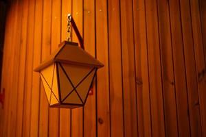 lanterna em uma parede de casa de madeira foto