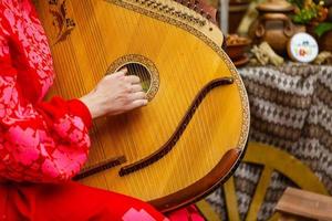 menina tocando bandura foto