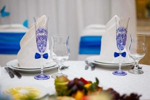 close-up de detalhes na configuração de mesa de jantar de café da manhã de casamento com taças de champanhe. foto