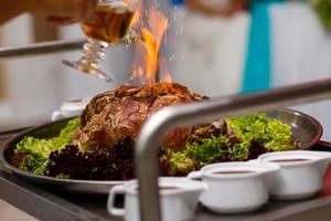 chef, carne derramou álcool e ateou fogo foto