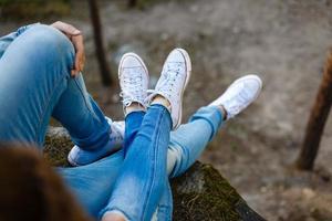 par de jovens vestidos casualmente andando de mãos dadas foto