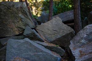 pilha de pedras de pedra nas montanhas. conceito zen. sopé da montanha nos cárpatos, grandes pedras foto