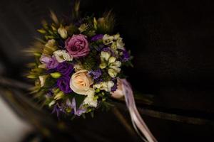 buquê de casamento em tons de roxo. foto