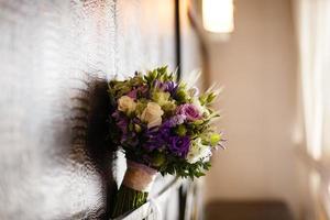 buquê de casamento em tons de roxo. foto