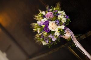 buquê de casamento em tons de roxo. foto