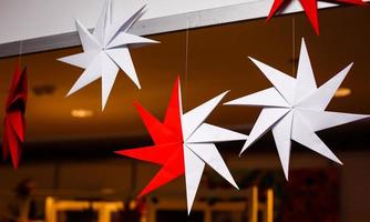 decoração de natal de estrelas de papel vermelho e branco foto