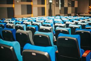assentos vazios de cinema azul, cadeiras. Visão de perspectiva foto