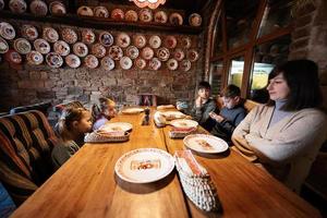 família tendo uma refeição juntos no autêntico restaurante ucraniano. foto