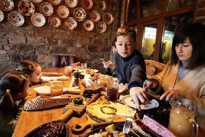 família tendo uma refeição juntos no autêntico restaurante ucraniano. foto