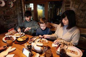 família tendo uma refeição juntos no autêntico restaurante ucraniano. foto