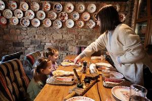 família tendo uma refeição juntos no autêntico restaurante ucraniano. foto