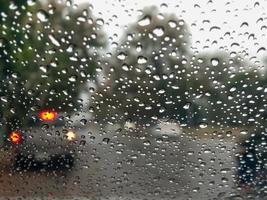 vidro gotas de chuva textura padrão clima tráfego rodoviário estação chuvosa chuva pesada tempestade foto