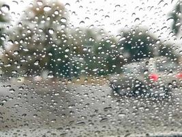 vidro gotas de chuva textura padrão clima tráfego rodoviário estação chuvosa chuva pesada tempestade foto