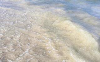 ondas na praia tropical mar do caribe água turquesa clara méxico. foto