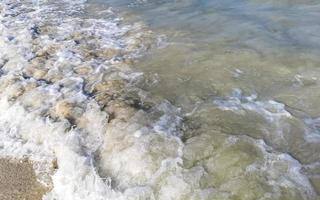 ondas na praia tropical mar do caribe água turquesa clara méxico. foto