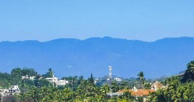 montanhas e colinas no horizonte no paraíso tropical México. foto