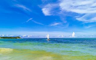 praia tropical do caribe água turquesa clara playa del carmen méxico. foto