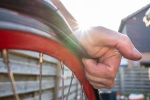 ciclista remove manualmente um pneu de uma roda de bicicleta furada. reparação de bicicletas. foto