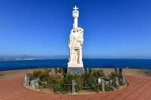 san diego, 17 de julho de 2020, estátua de juan rodriguez cabrillo e panorama de san diego, califórnia foto