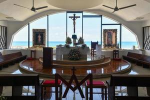 isla mujeres méxico 29 de maio de 2021 capela de guadalupe na ilha mujeres méxico com vista panorâmica do mar atrás dela foto