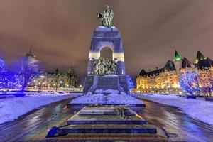 o memorial nacional de guerra é um alto cenotáfio de granito com esculturas de bronze que fica na confederation square em ottawa ontario canadá foto